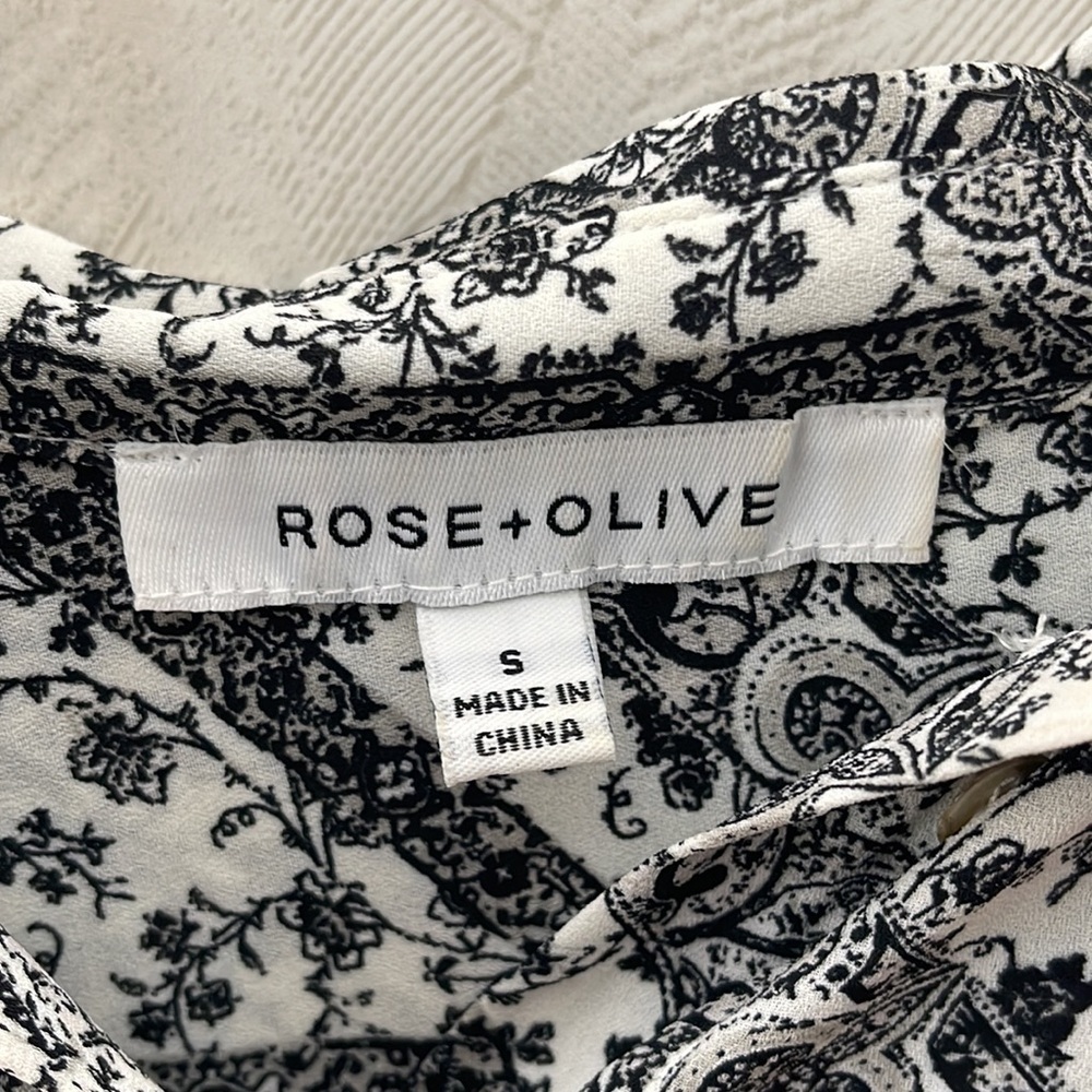 ❤️ 🆕 ROSE + OLIVE Button Down Blouse Size S - Picture 4 of 4